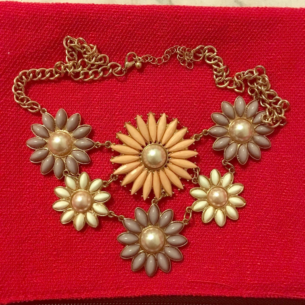 Daisy embellished necklace.